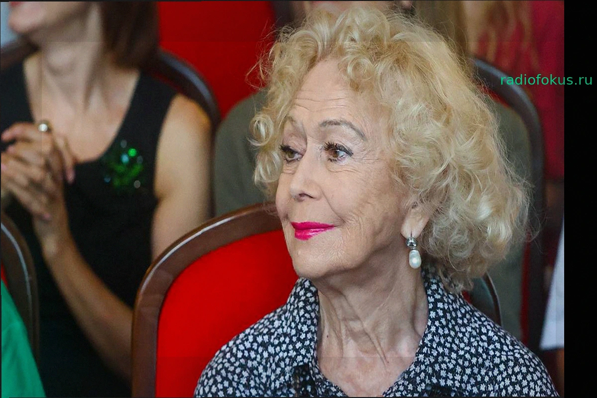 «Это же не столовая»: Немоляева раскритиковала систему чаевых для актеров