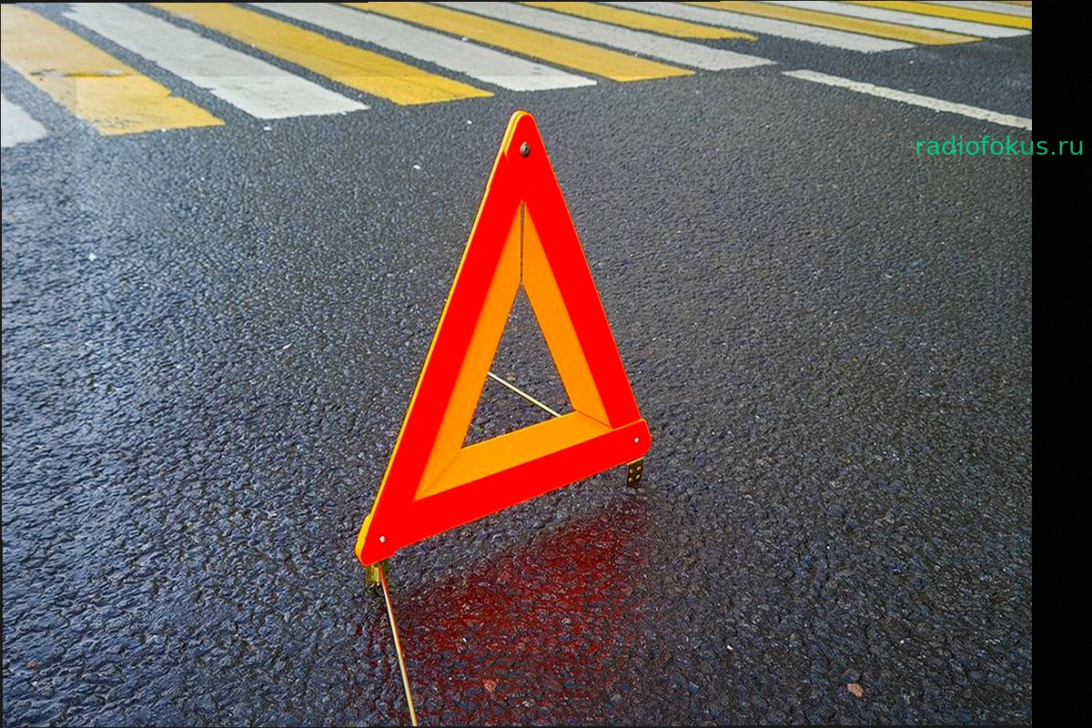 На Окской улице в Москве автомобиль вылетел на остановку, трое пострадавших