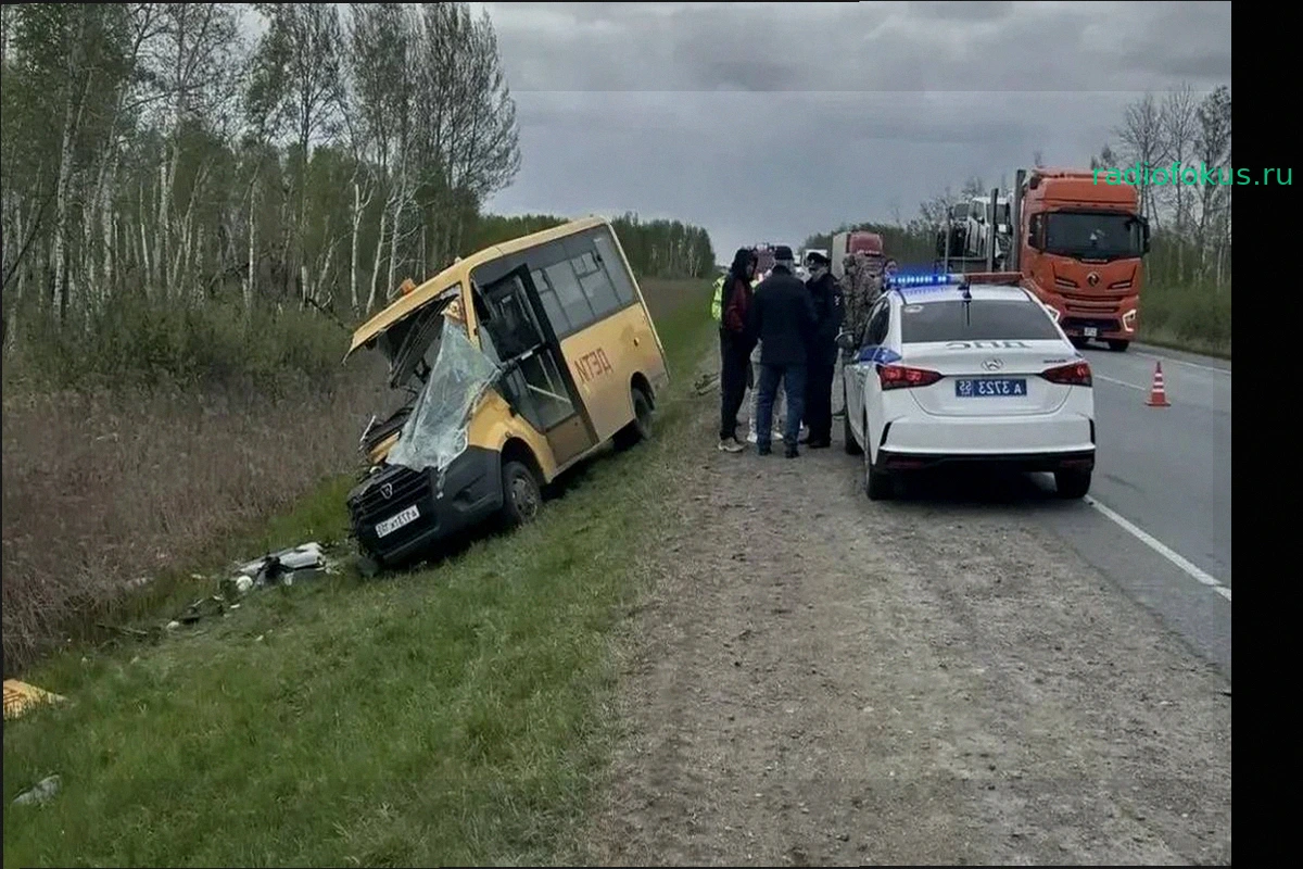 Смертельное ДТП в Омской области: школьный автобус столкнулся с грузовиком, есть погибшие и пострадавшие