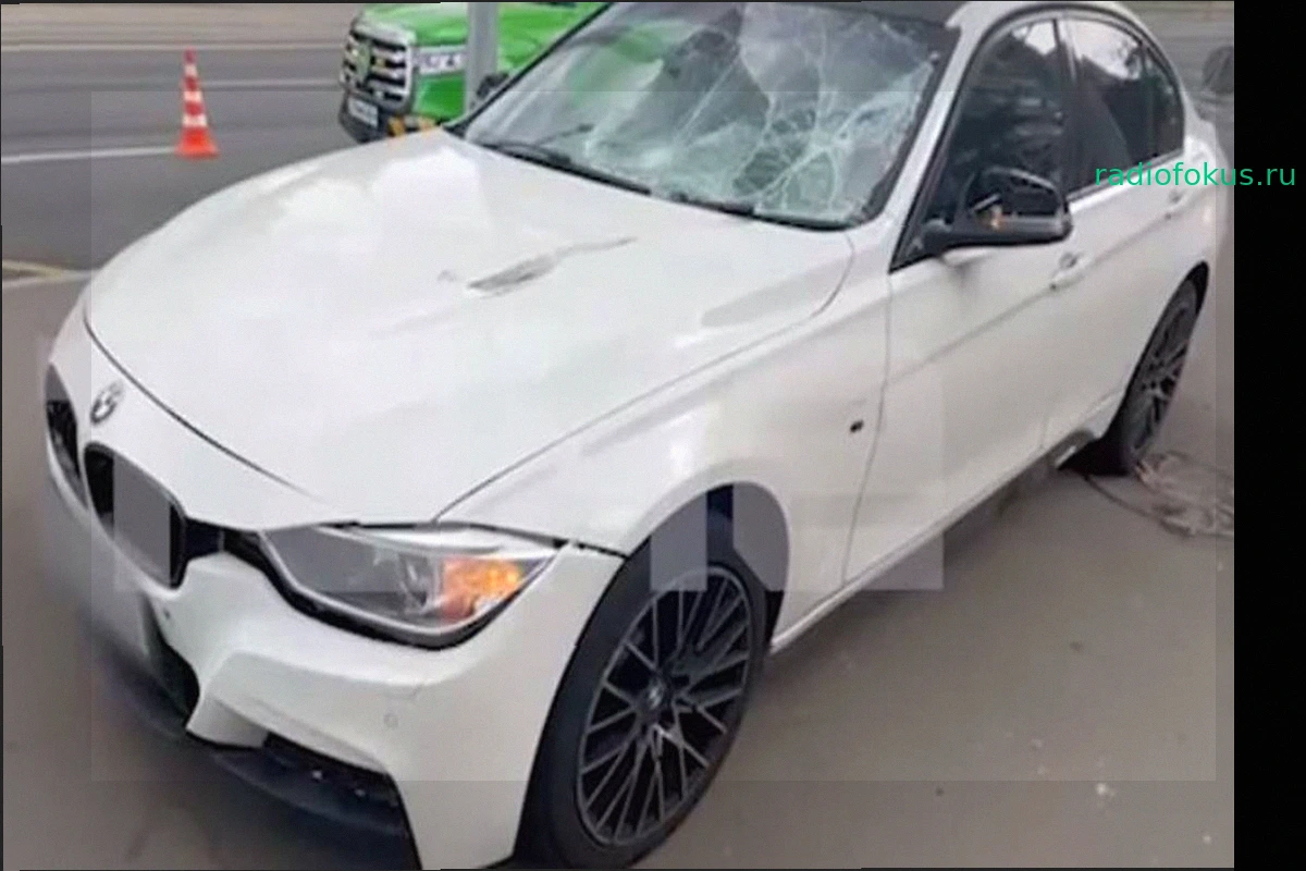 Водитель BMW сбил двух студентов у МИРЭА в Москве